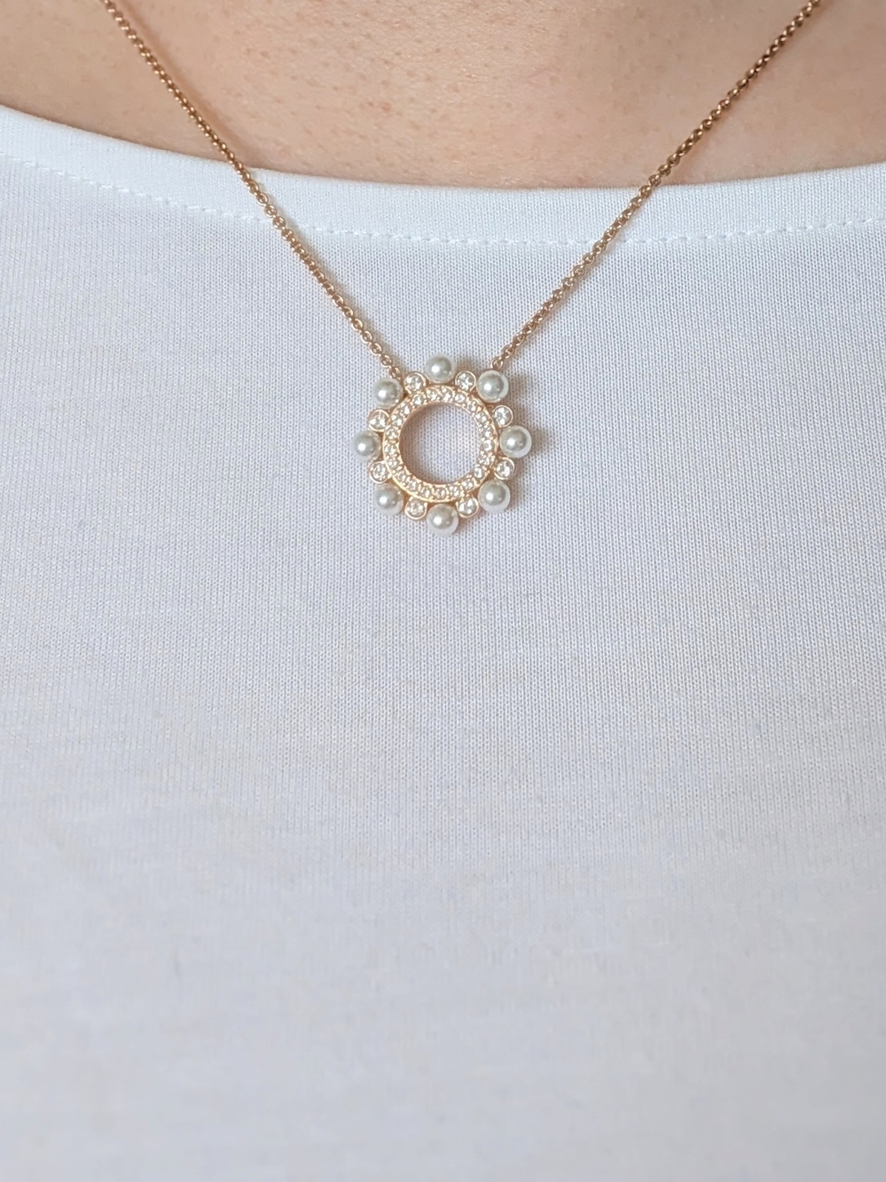 Swarovski EUC - Elegant Pearl Accent Rose Gold Plated Circle Pendant Necklace